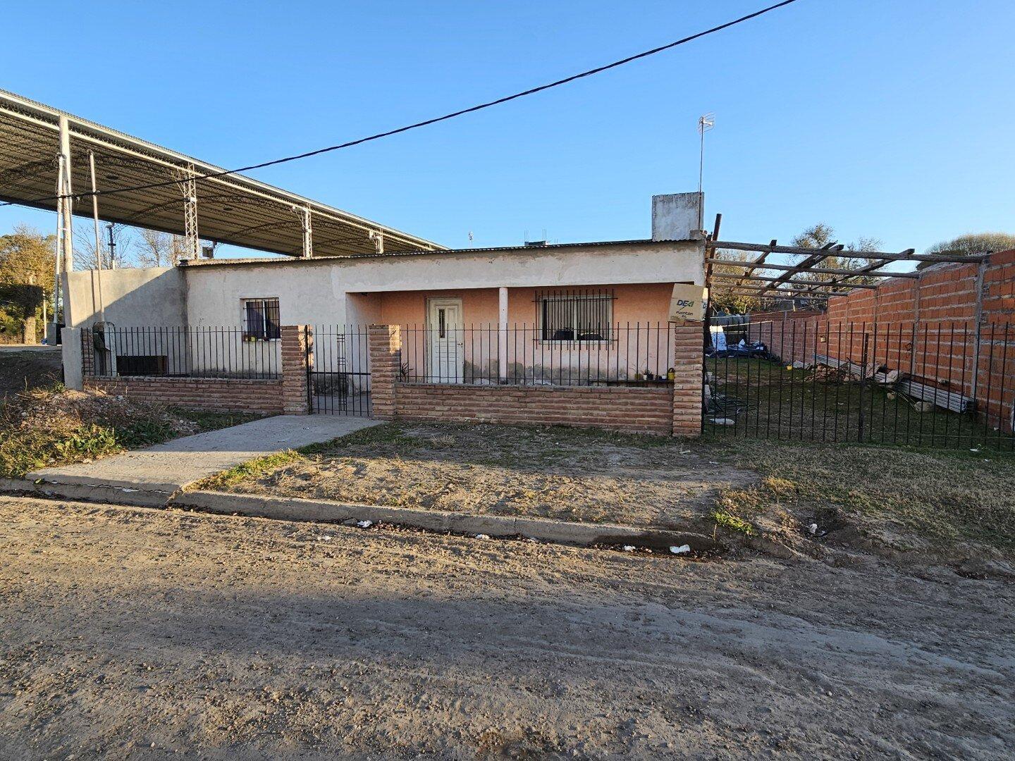VENTA | Casa de 3 dormitorios sobre amplio terreno! Coronel Pringles, entre Liniers y Boulevard Brow