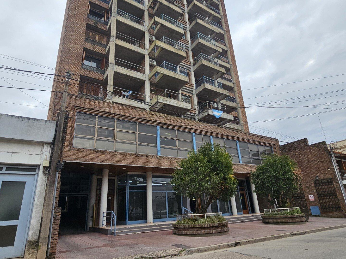 Foto de VENTA | Departamento de 1 dormitorio con cochera y baulera! Edificio, imagen 2