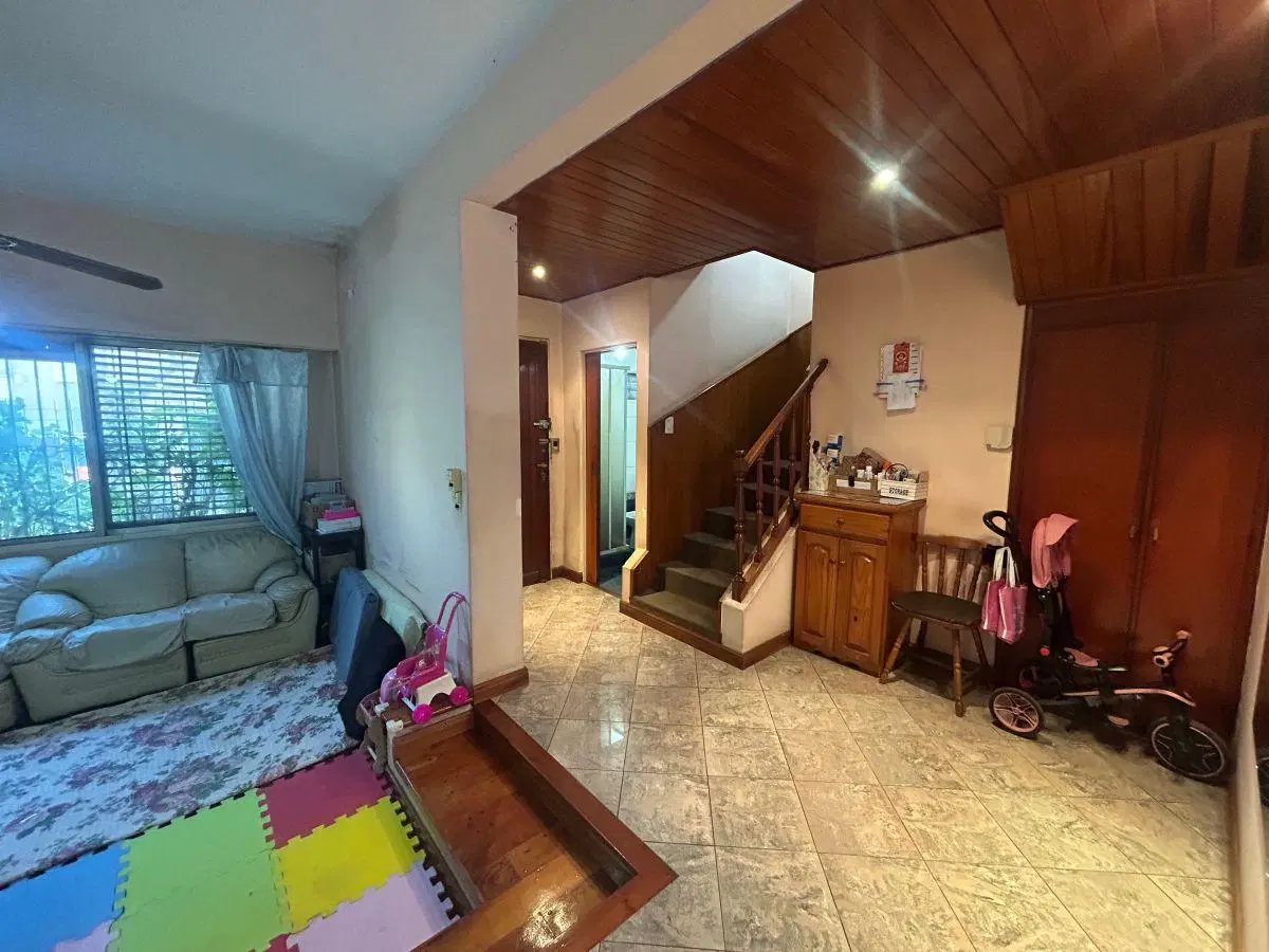 CASA S/LOTE 9.50 X 30 5 AMBIENTES CON GARAGE, FONDO Y PILETA 3