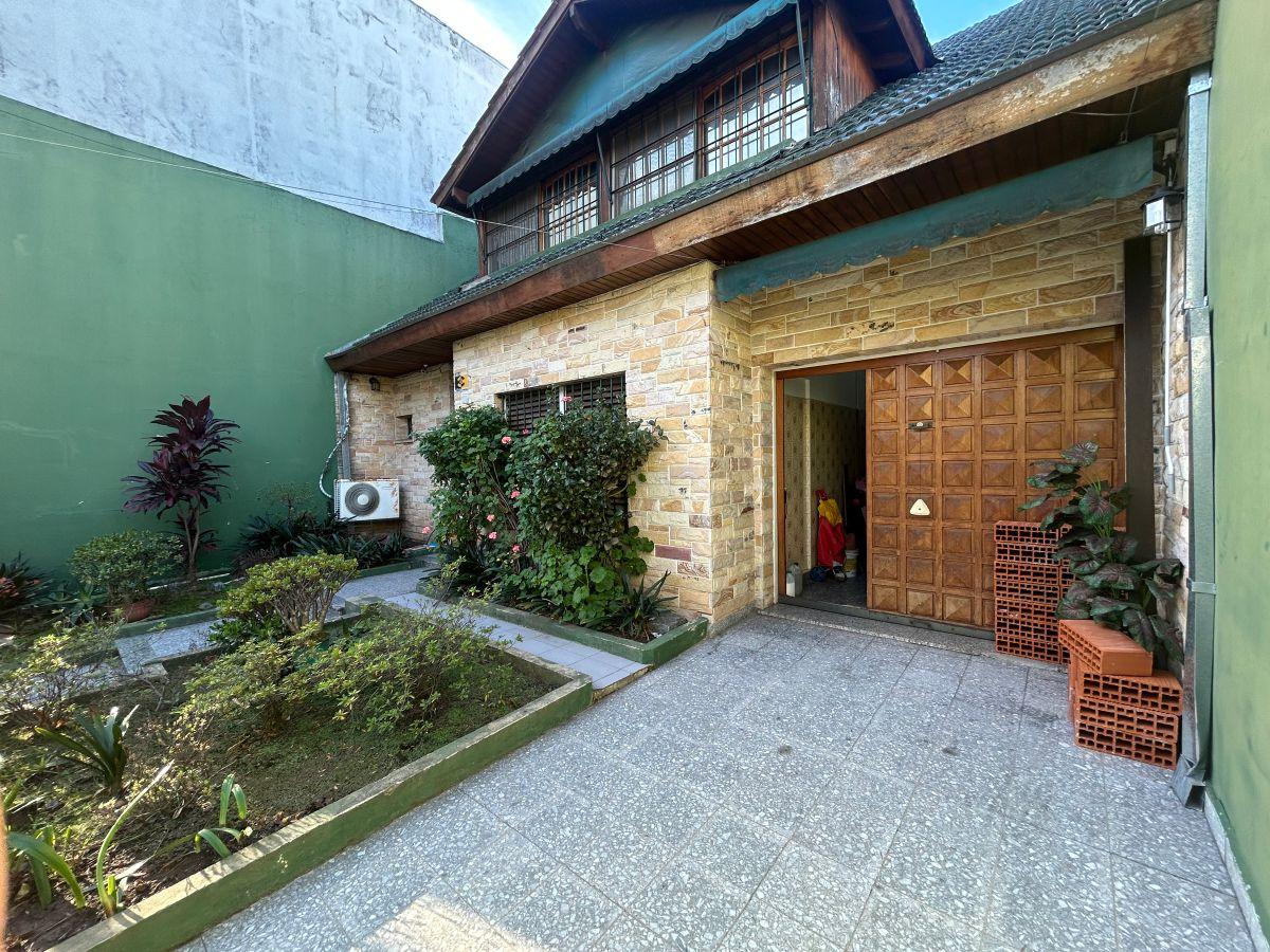 CASA S/LOTE 9.50 X 30 5 AMBIENTES CON GARAGE, FONDO Y PILETA