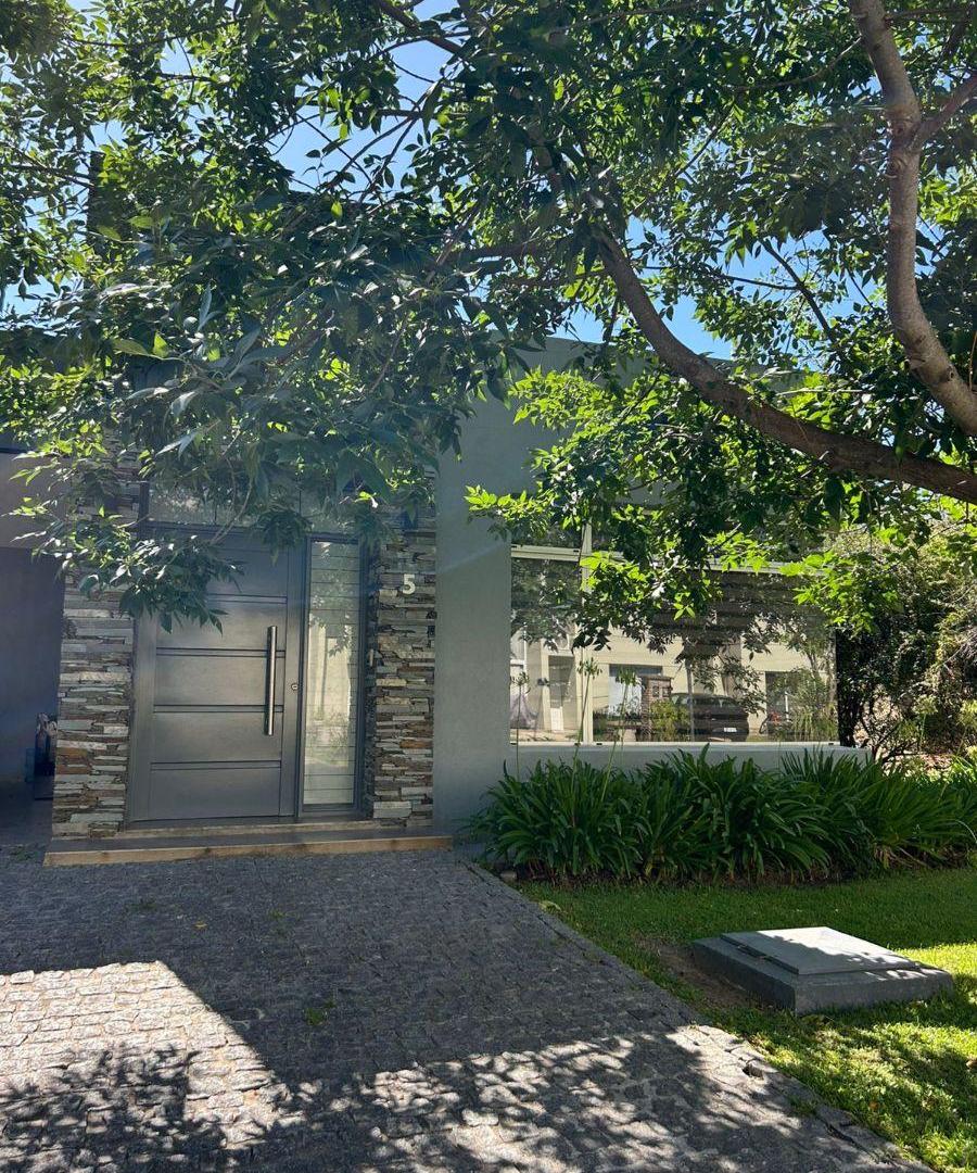 Casa con 200 m² en venta con 3 dormitorios en Guillermo Hudson