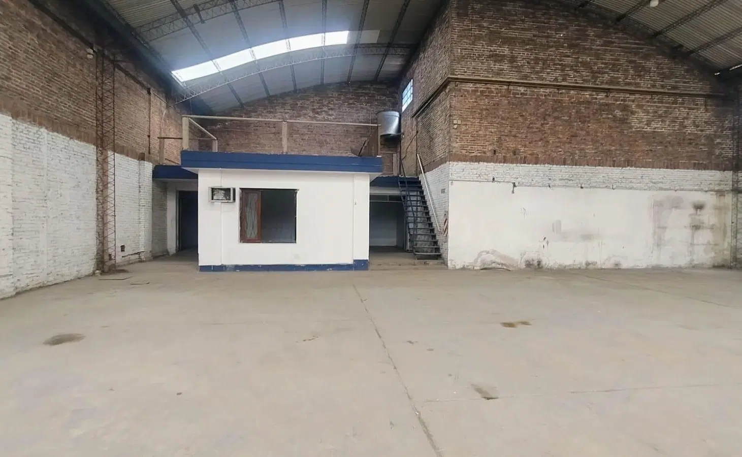Amplio galpón en alquiler en zona sur 3