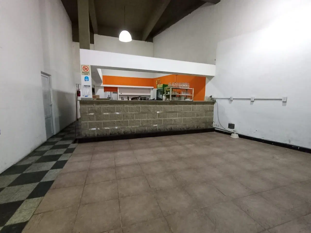 Local en alquiler sobre Av. San Martin , a pocos metros de Av. Uriburu 3
