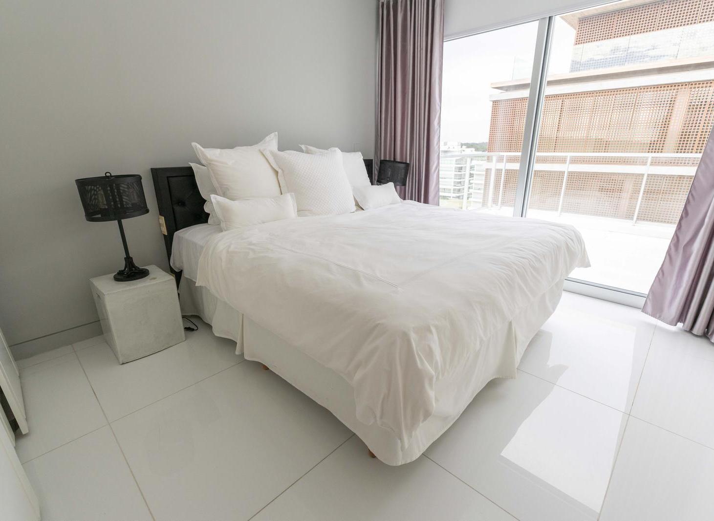 Penthouse en Venta en Playa Brava – 5 Suites, Terraza 360° Frente al Mar, Piscina y Jacuzzi Privado