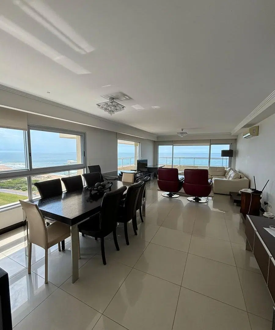 Departamento de 3 dormitorios en Playa Brava 4