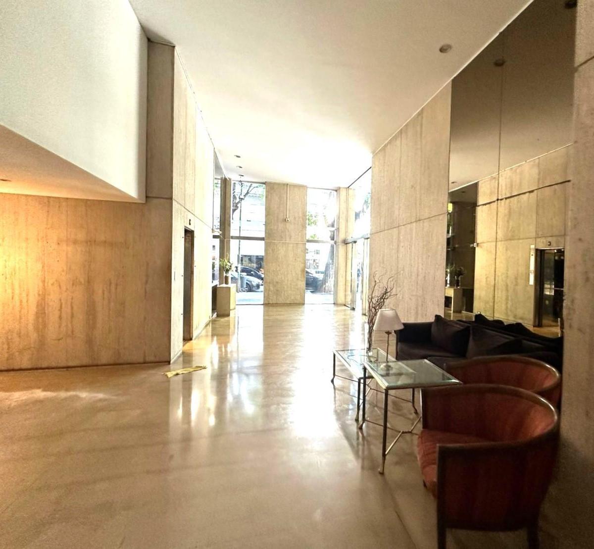 Con Patio y Balcón Terraza Muy Amplio Vista a Plaza Excelente Ubicacion 1