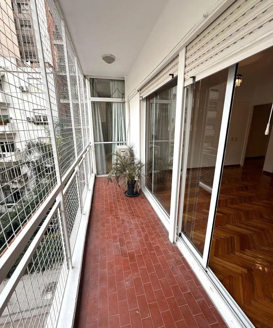 Semi piso super luminoso en edificio con seguridad 24hs. No te lo podes perder!! 3