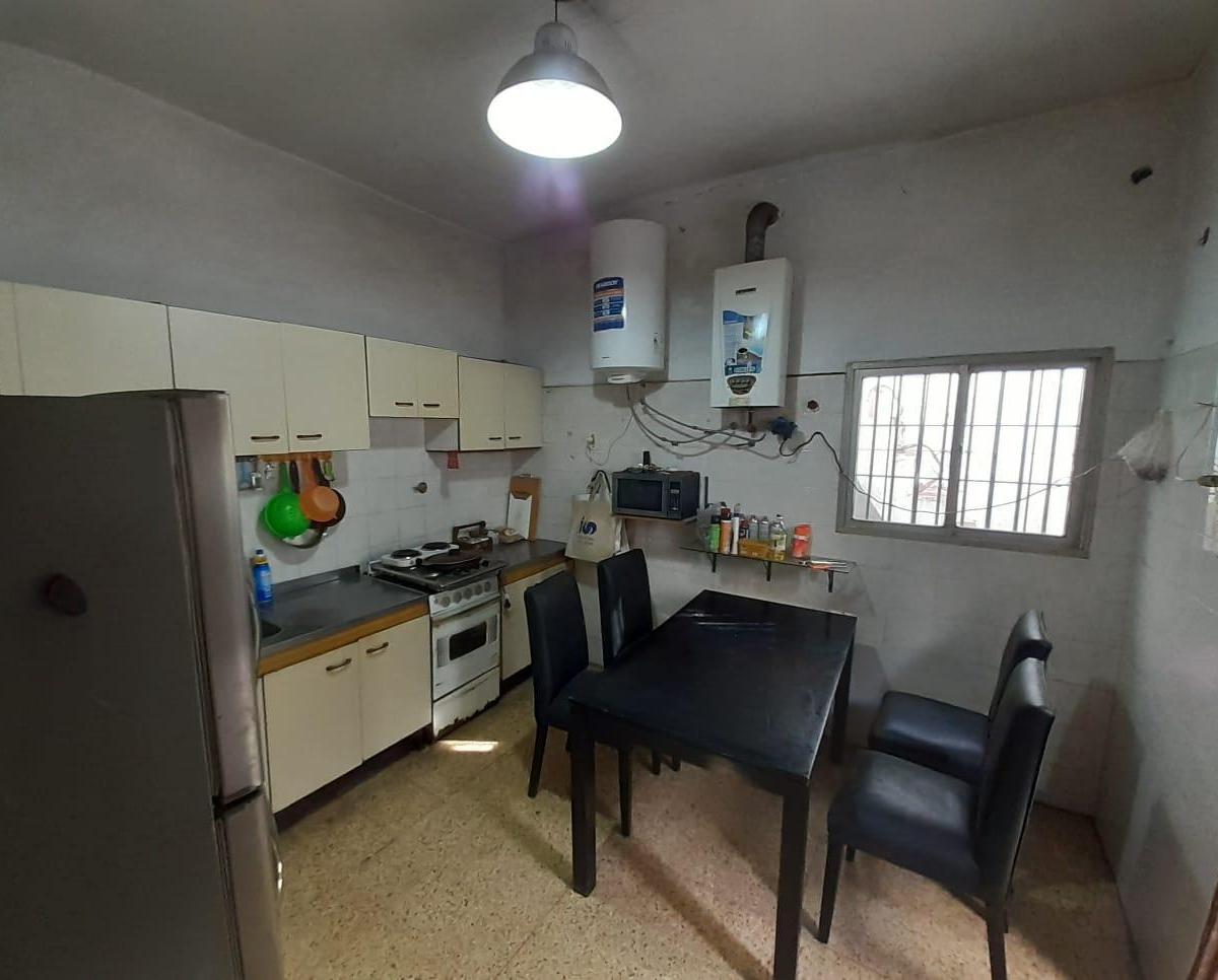 Casa con Deposito Parque Chacabuco 3