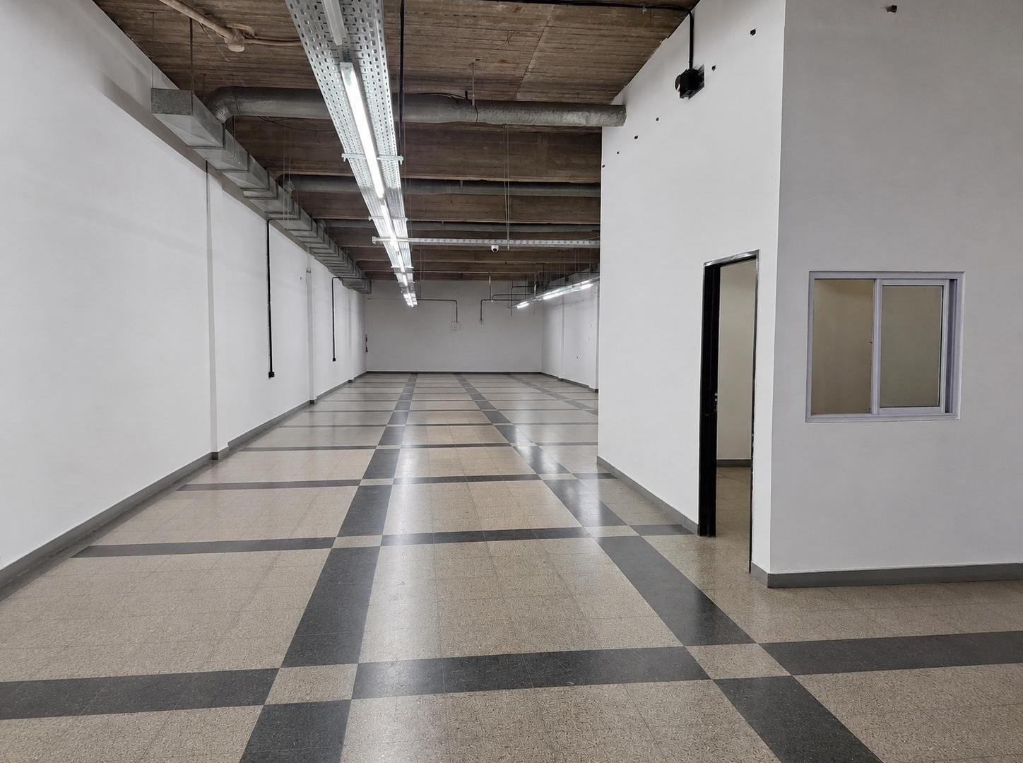 Foto de Depósito de 500 m² con oficinas y cochera en alquiler en Parque, imagen 1