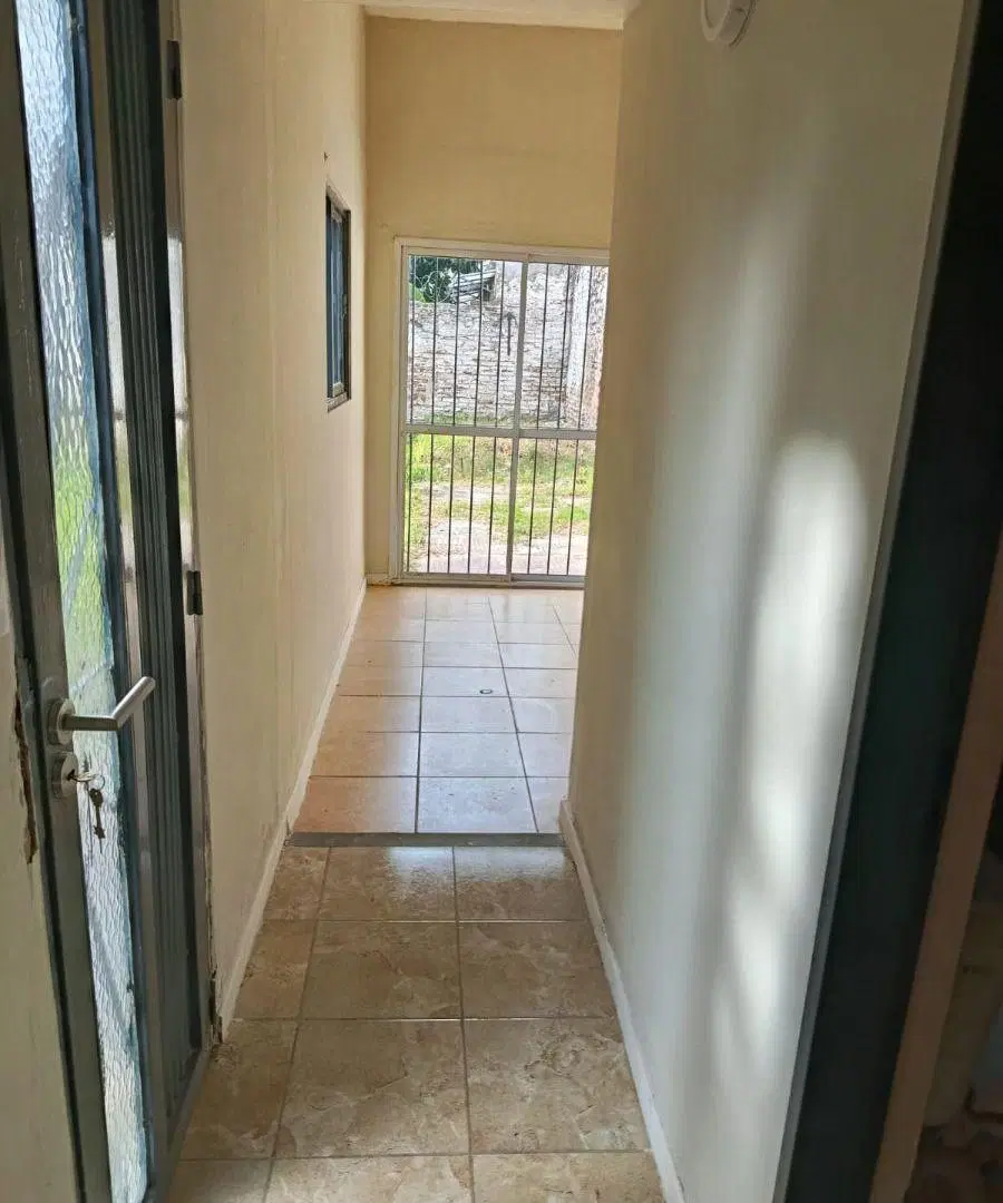 RIVADAVIA 970 LOCAL Y TRES DEPARTAMENTOS EN VENTA 5
