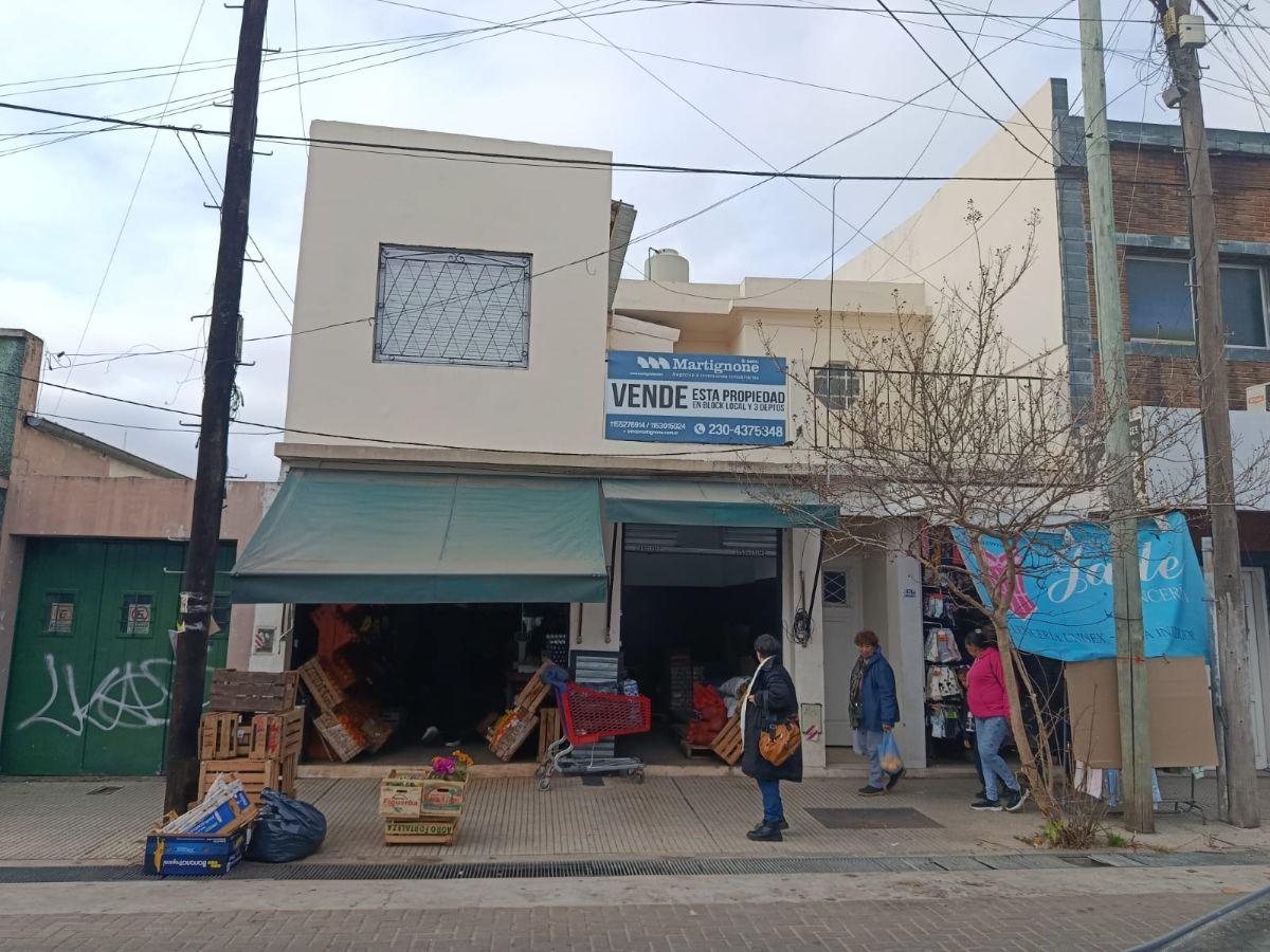 RIVADAVIA 970 LOCAL Y TRES DEPARTAMENTOS EN VENTA