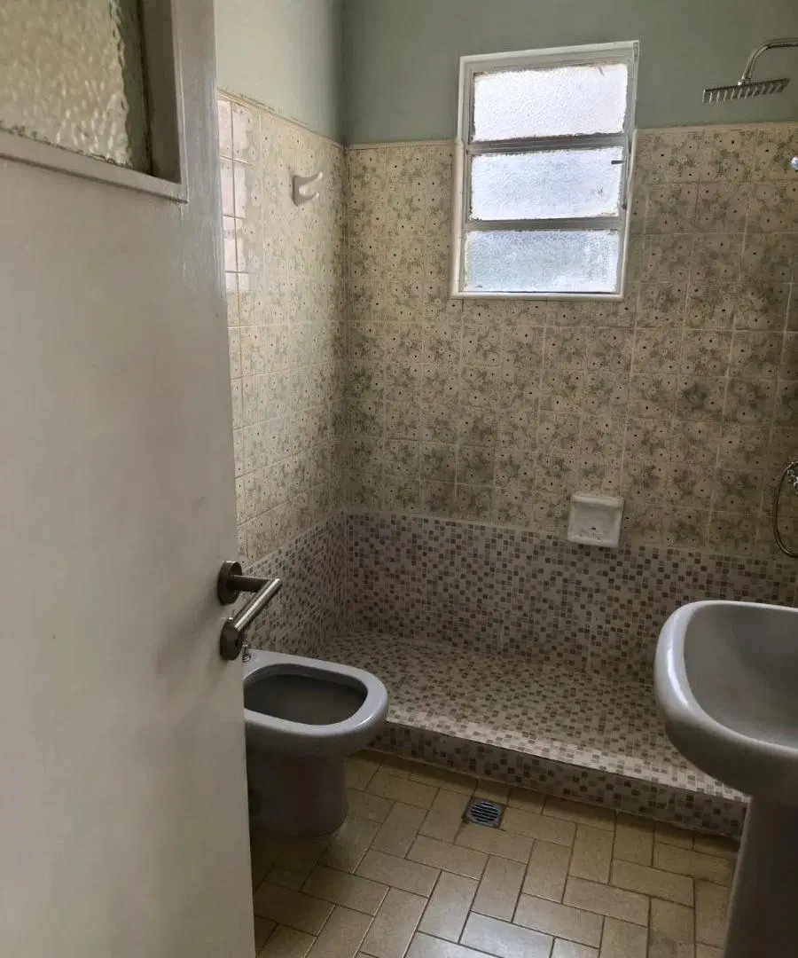 RIVADAVIA 970 LOCAL Y TRES DEPARTAMENTOS EN VENTA 3
