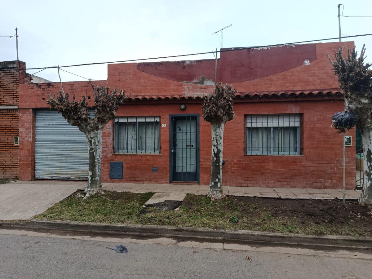 VENTA CASA A METROS DE LA AV URUGUAY
