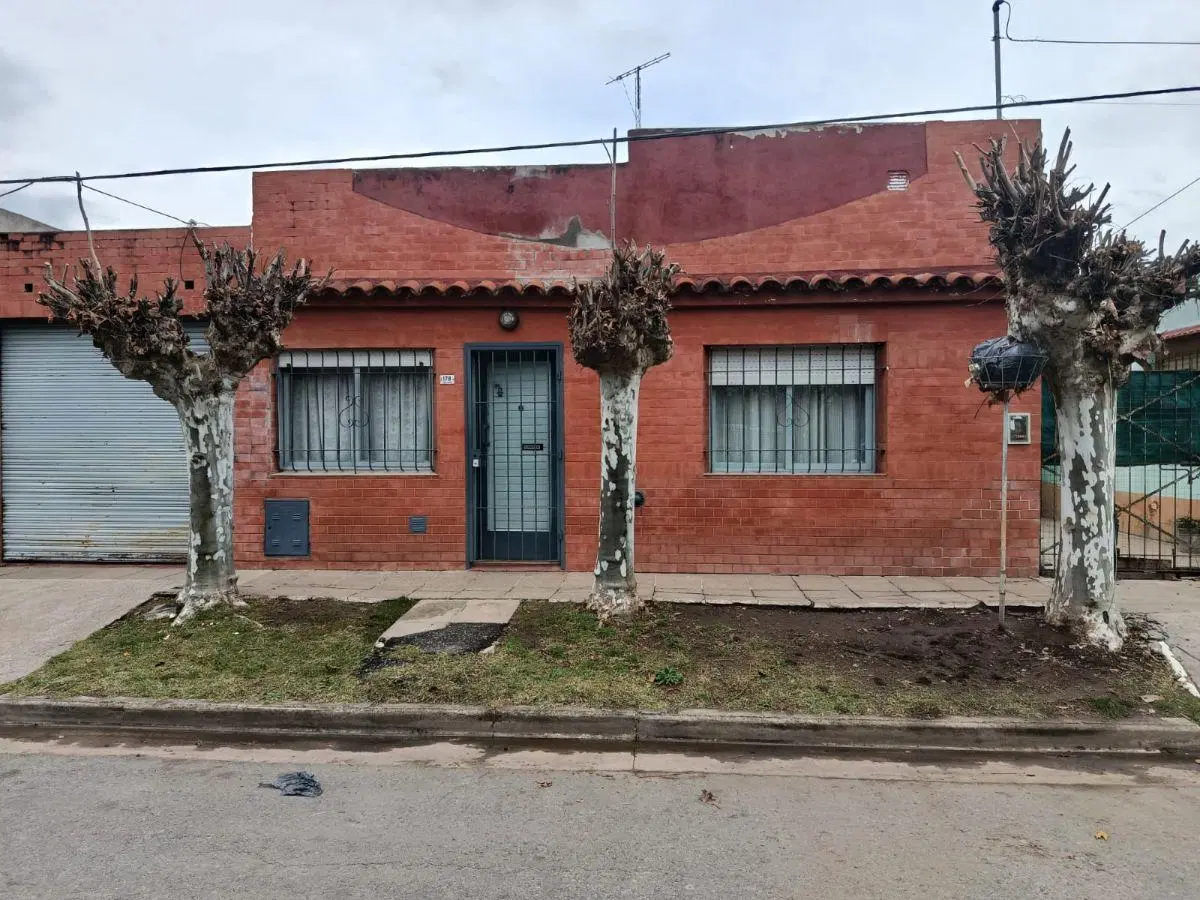 VENTA CASA A METROS DE LA AV URUGUAY 3