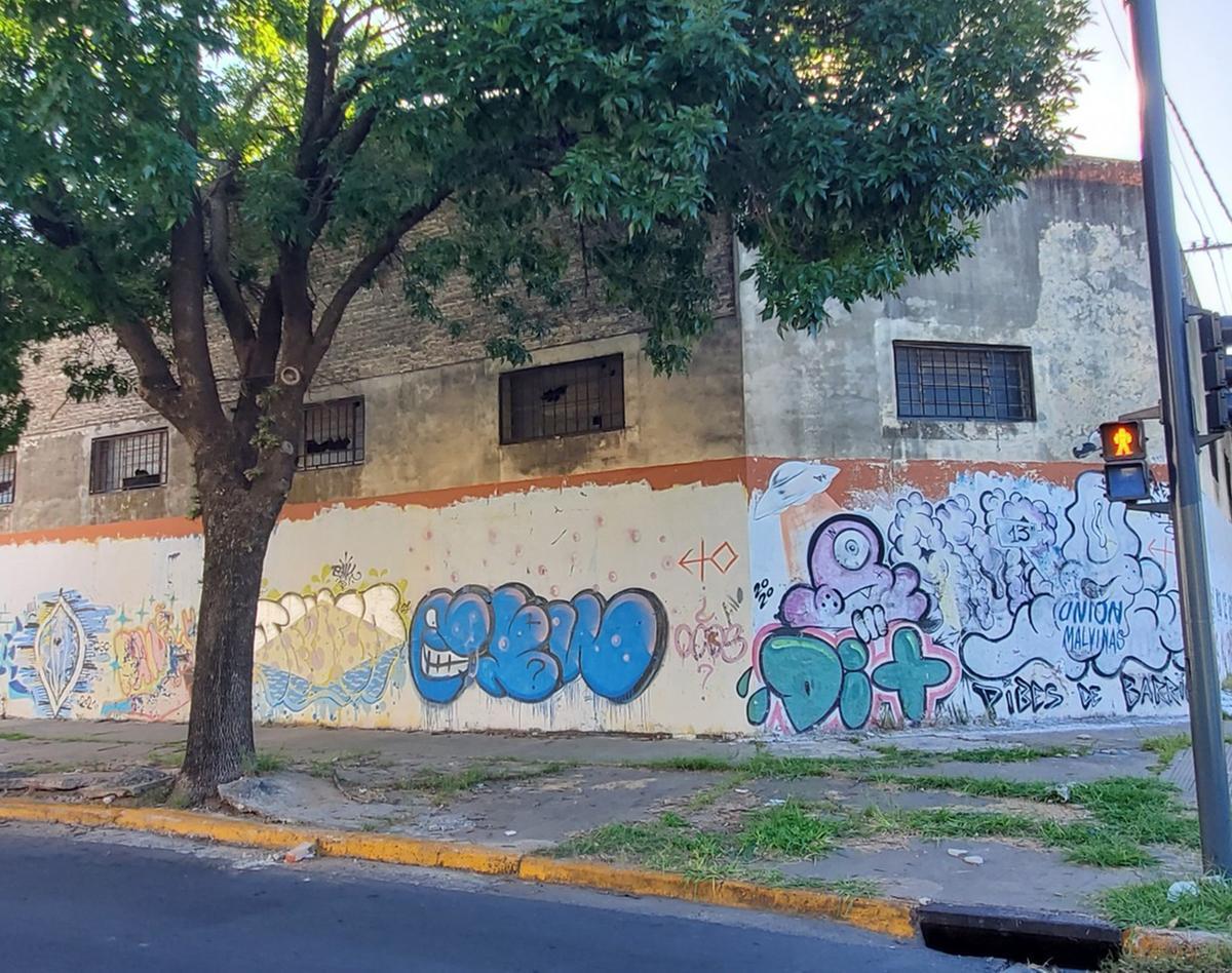 Terreno Esquina con Galpones 4