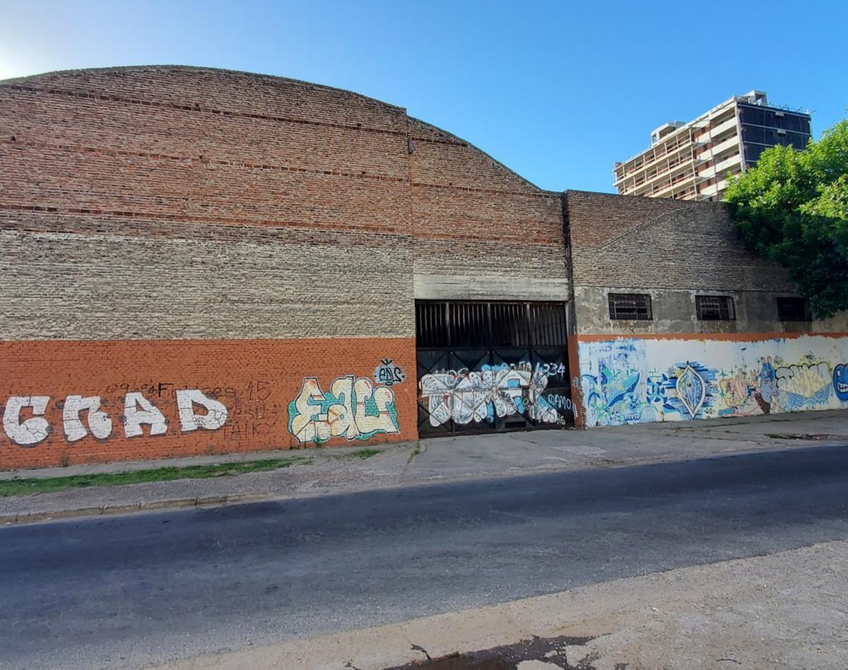 Terreno Esquina con Galpones 5