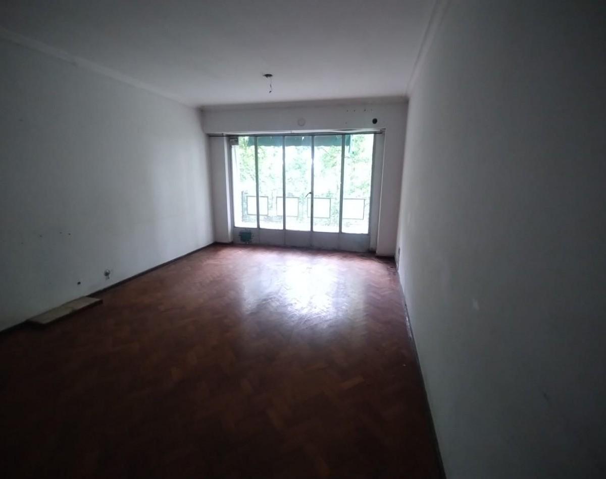 Amplio Departamento Tres Dorm. Sobre Avda. San Martin 2