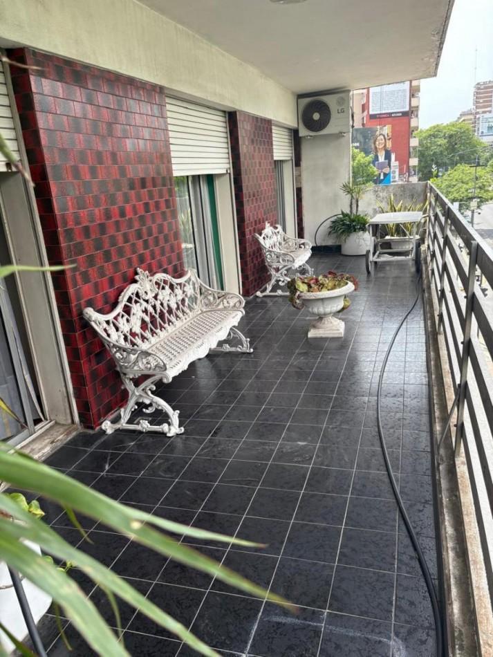 Gran Piso Exclusivo 4 dormitorios sobre Av Pellegrini con Impresionante Balcon