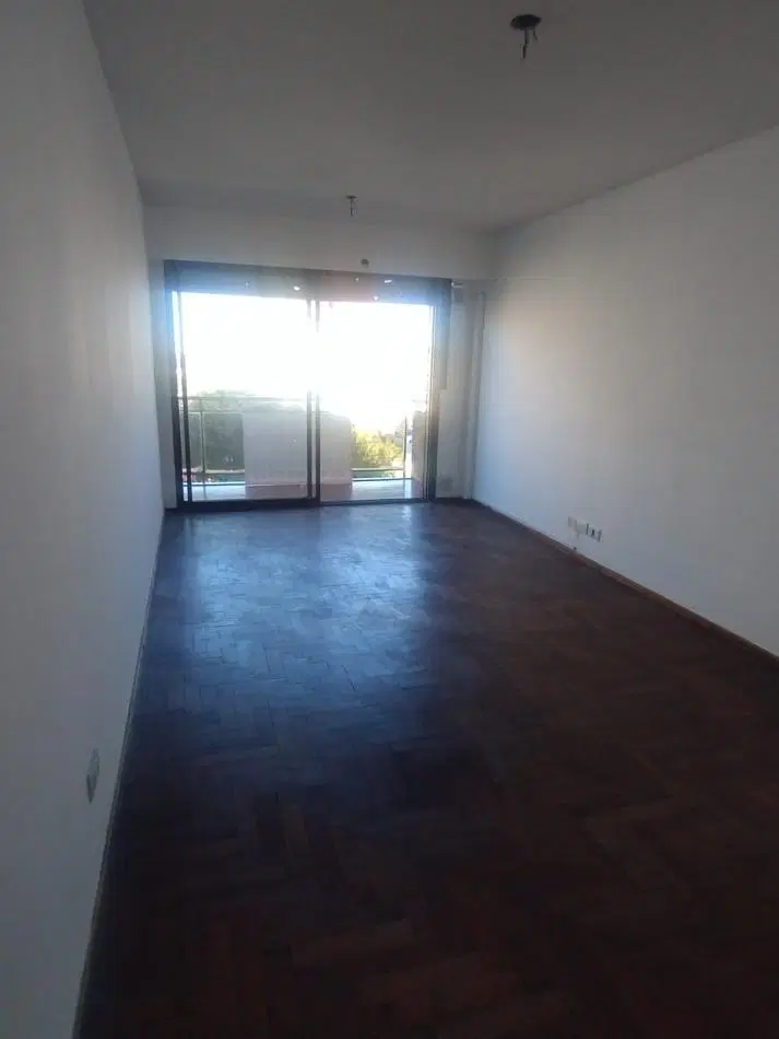 Departamento sobre Pellegrini 5