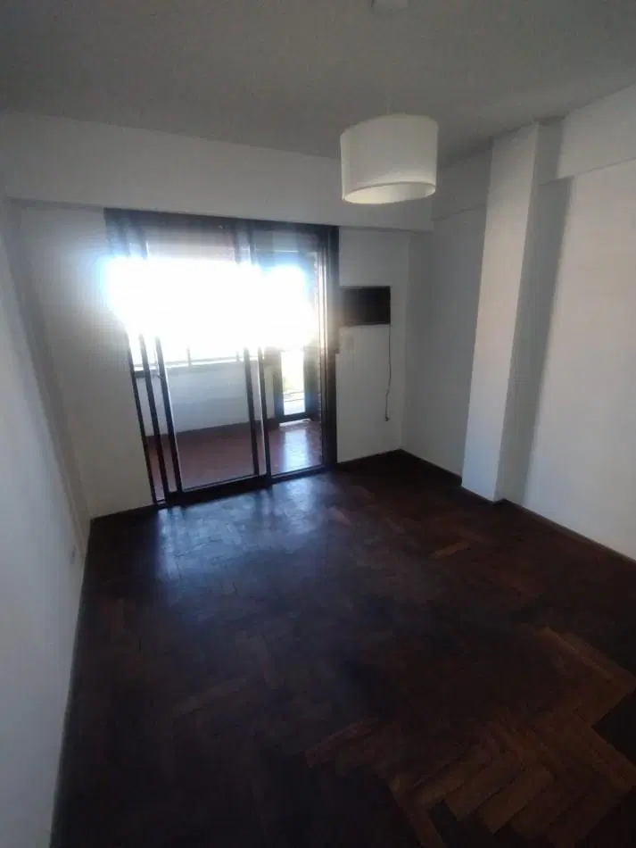 Departamento sobre Pellegrini 3