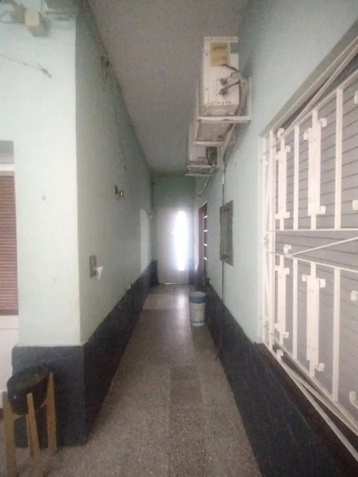 Casa tres dormitorios con local comercial en importante esquina Barrio Azcuenga 3