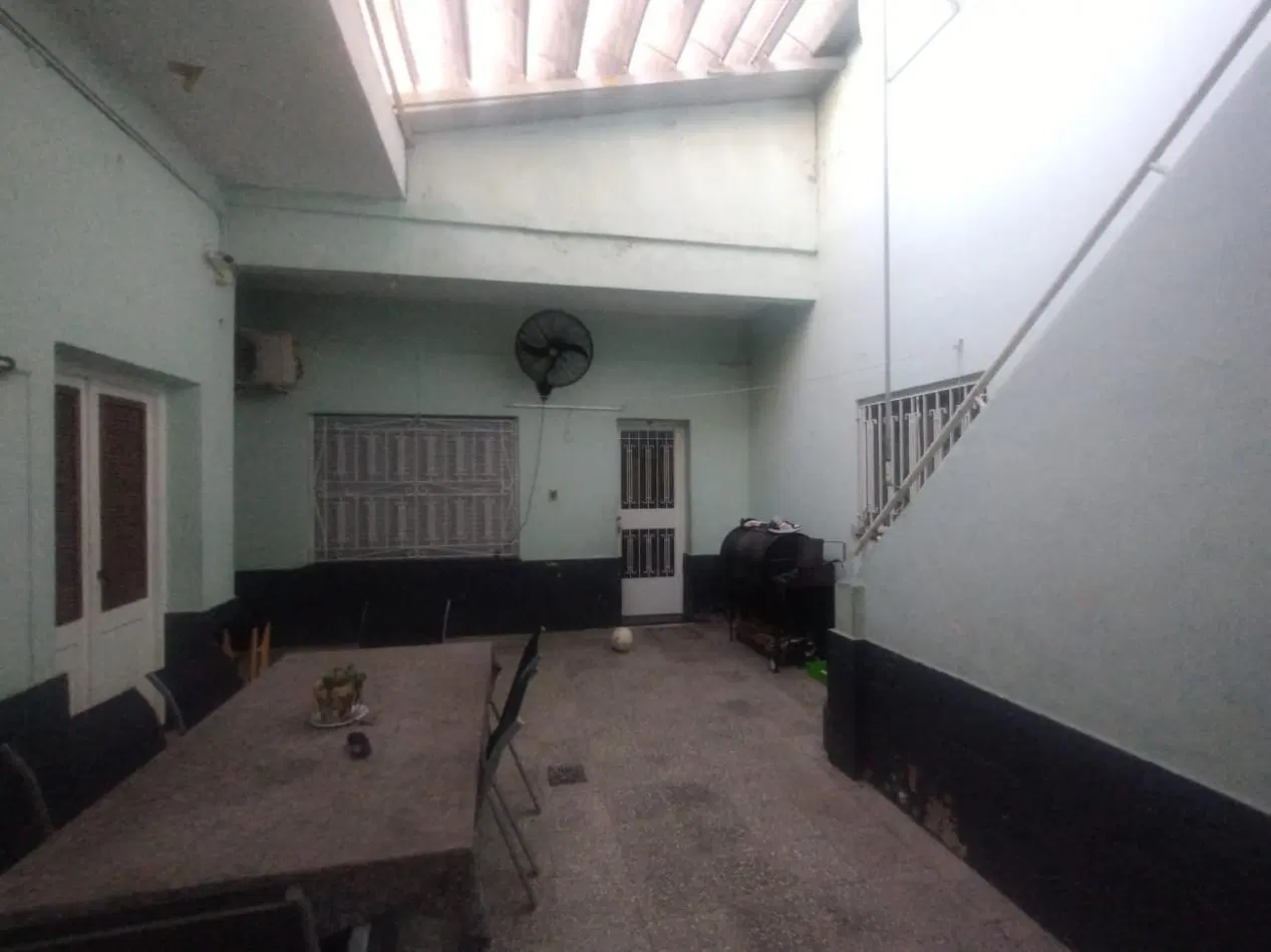 Casa tres dormitorios con local comercial en importante esquina Barrio Azcuenga 8