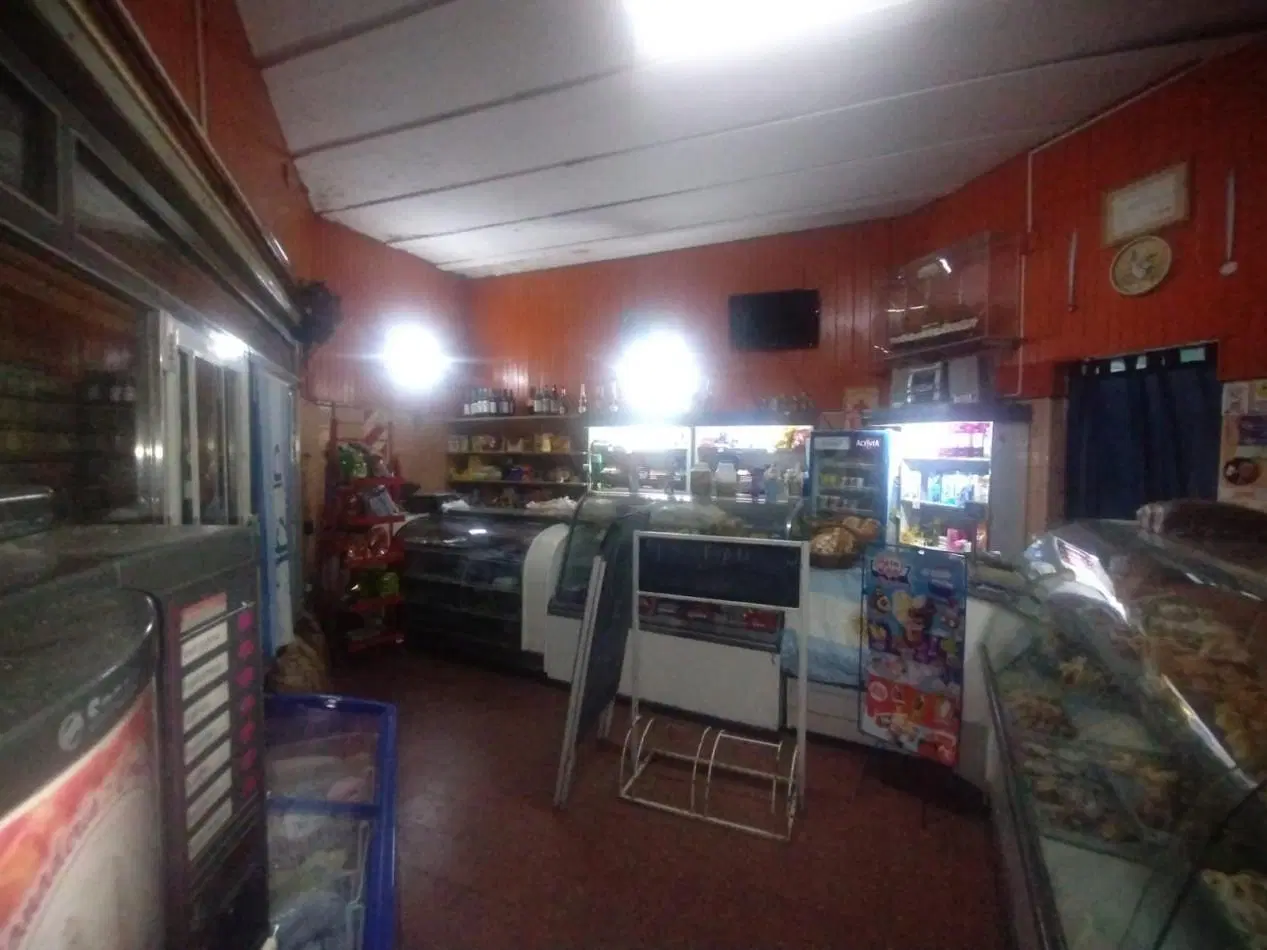 Casa tres dormitorios con local comercial en importante esquina Barrio Azcuenga 5