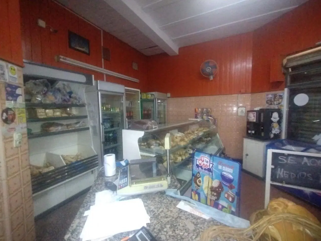 Casa tres dormitorios con local comercial en importante esquina Barrio Azcuenga 2