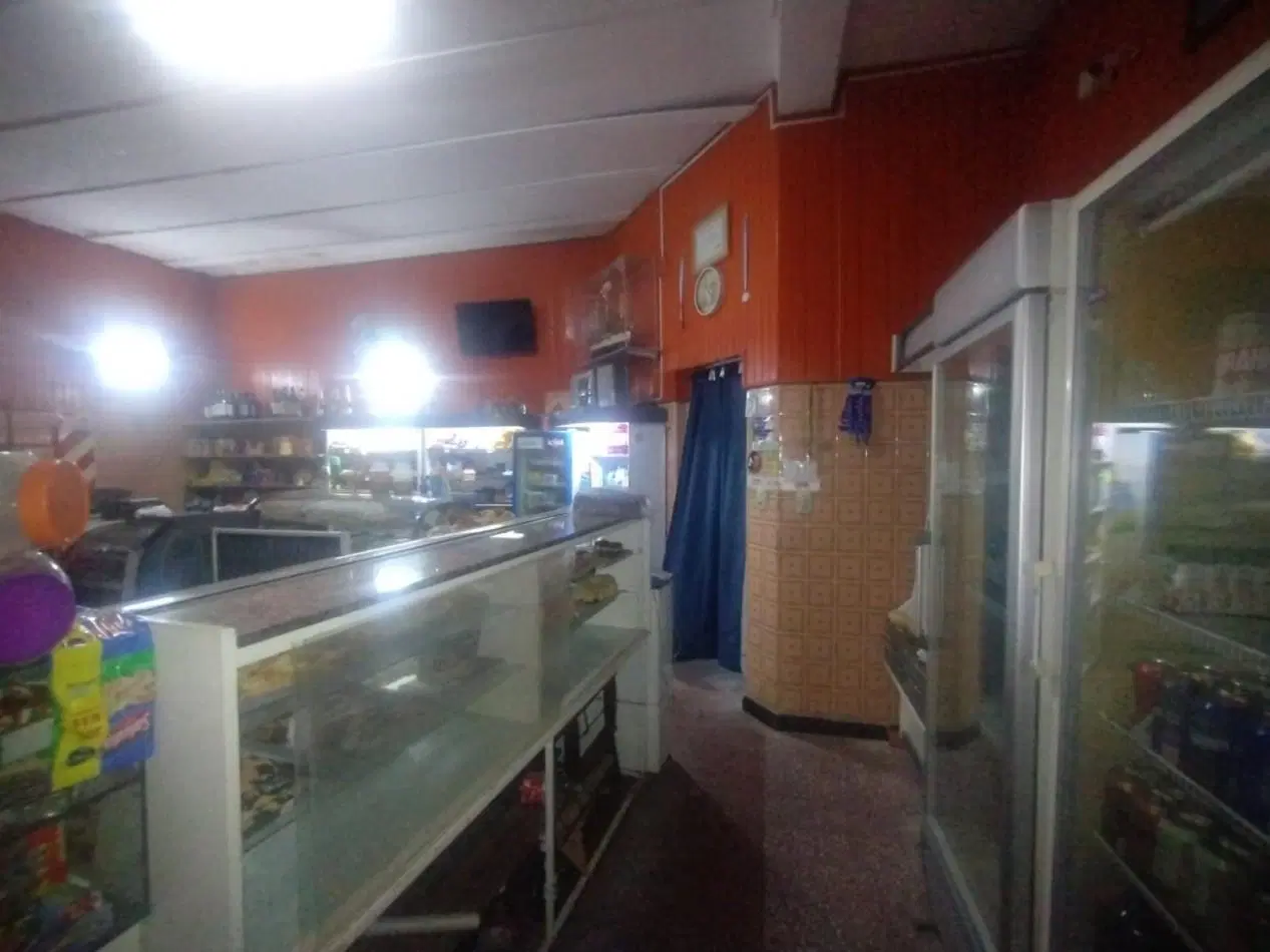 Casa tres dormitorios con local comercial en importante esquina Barrio Azcuenga 1