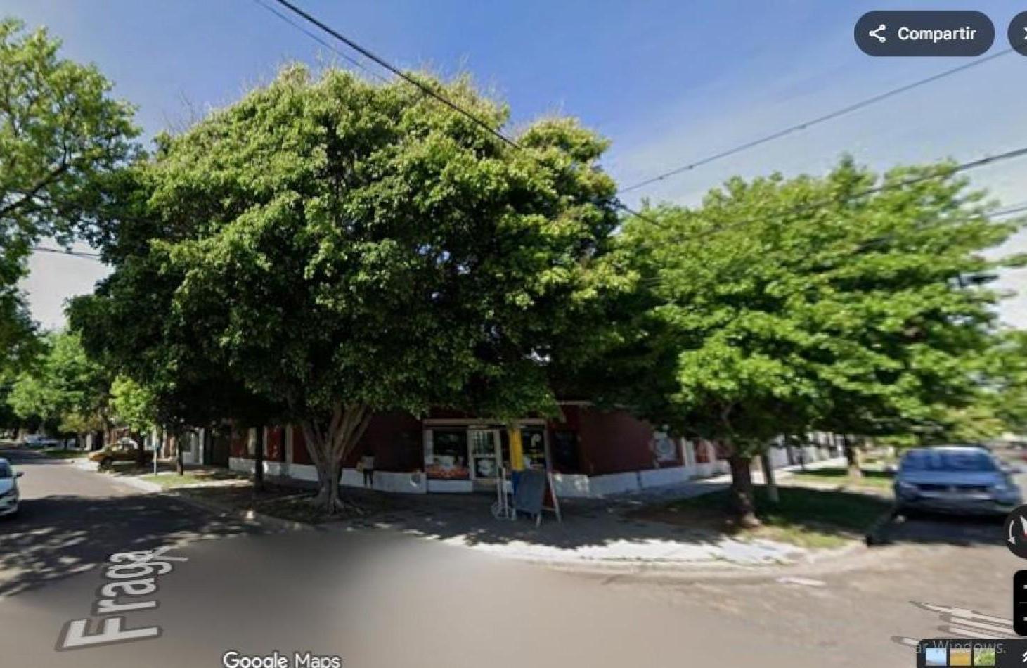 Casa tres dormitorios con local comercial en importante esquina Barrio Azcuenga