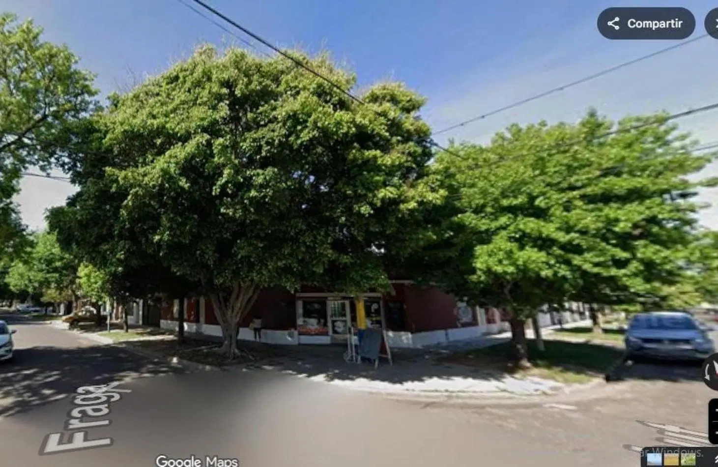 Casa tres dormitorios con local comercial en importante esquina Barrio Azcuenga 4