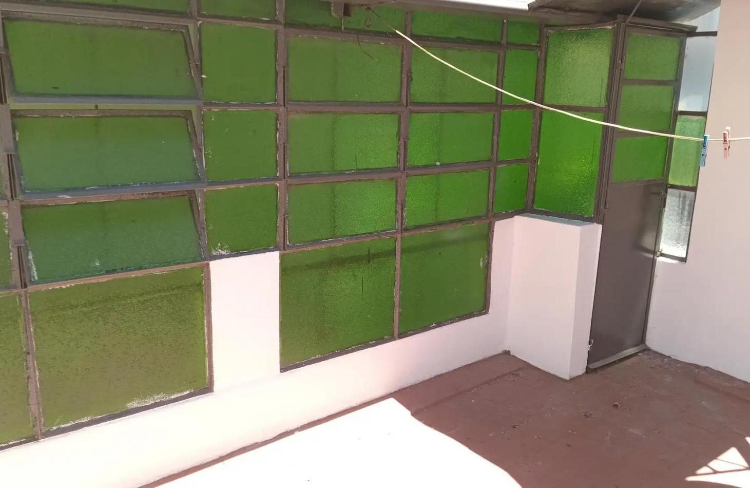 Venta de PH 2 ambientes, con patio, terraza y entrada independiente. Excelente ubicacion. Bajas expe