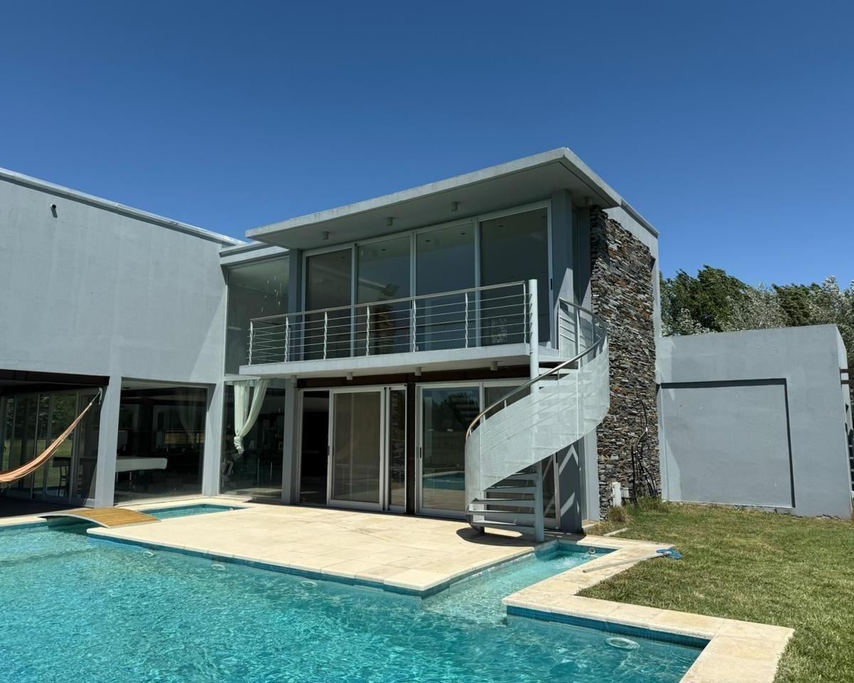 Excelente casa de 6 ambientes con pileta climatizada