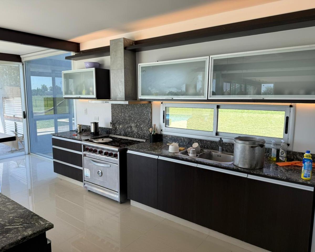 Foto de Excelente casa de 6 ambientes con pileta climatizada, imagen 3