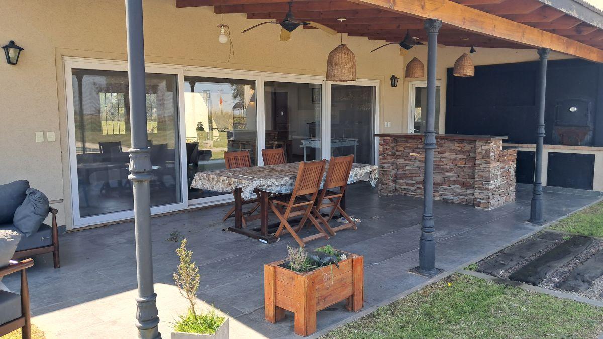 Foto de Excelente Casa en Venta de 4 Ambientes, Muy amplia, con Pileta., imagen 3