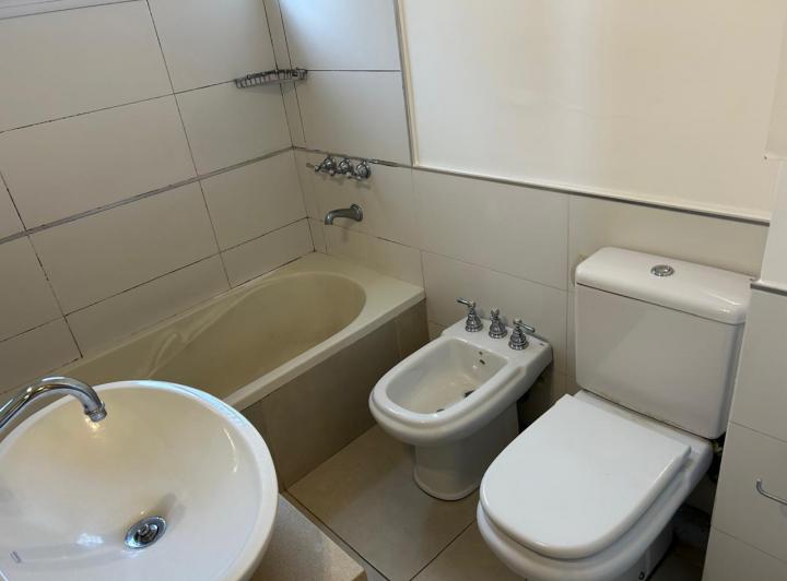 Excelente depto de 3 ambientes al frente c/ balcón. Totalmente reciclado a nuevo