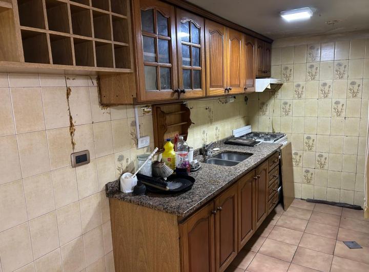 Excelente departamento de tres ambientes con balcón corrido y dos baños