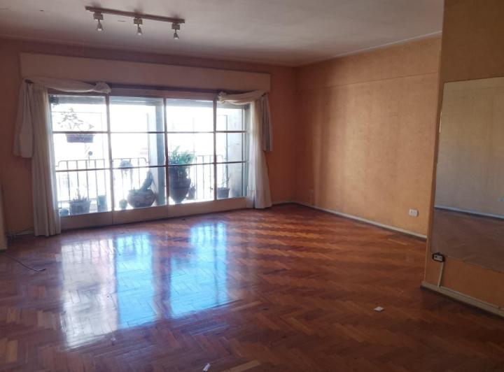 Muy amplio tres ambientes con dependencia y comedor diario. Con balcon al frente 3