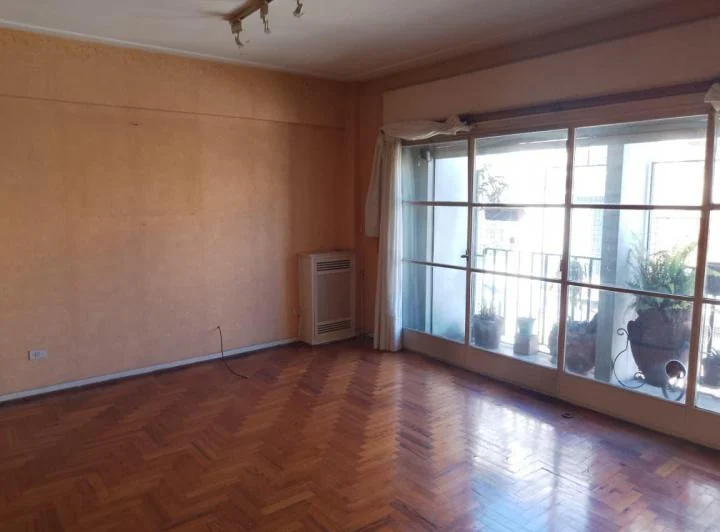 Muy amplio tres ambientes con dependencia y comedor diario. Con balcon al frente 1