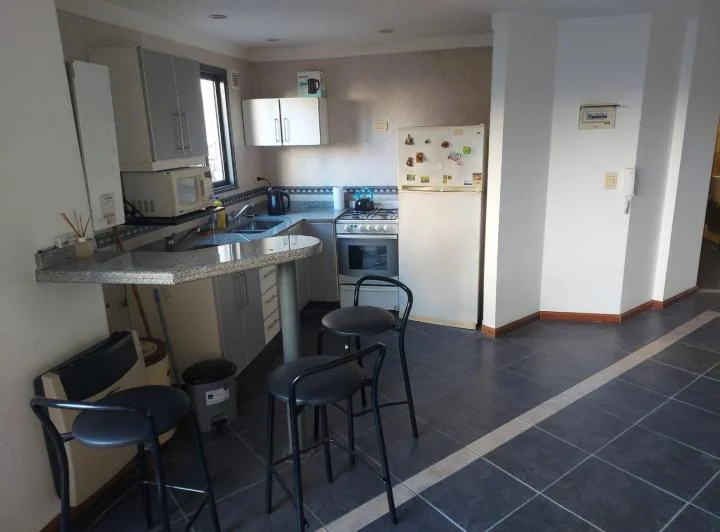 Hermoso departamento de tres ambientes con balcón con parrilla propia  5