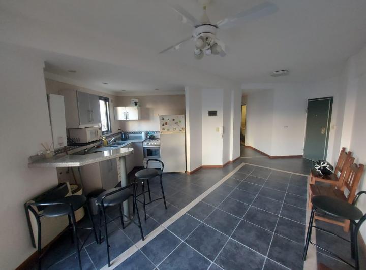 Hermoso departamento de tres ambientes con balcón con parrilla propia  2