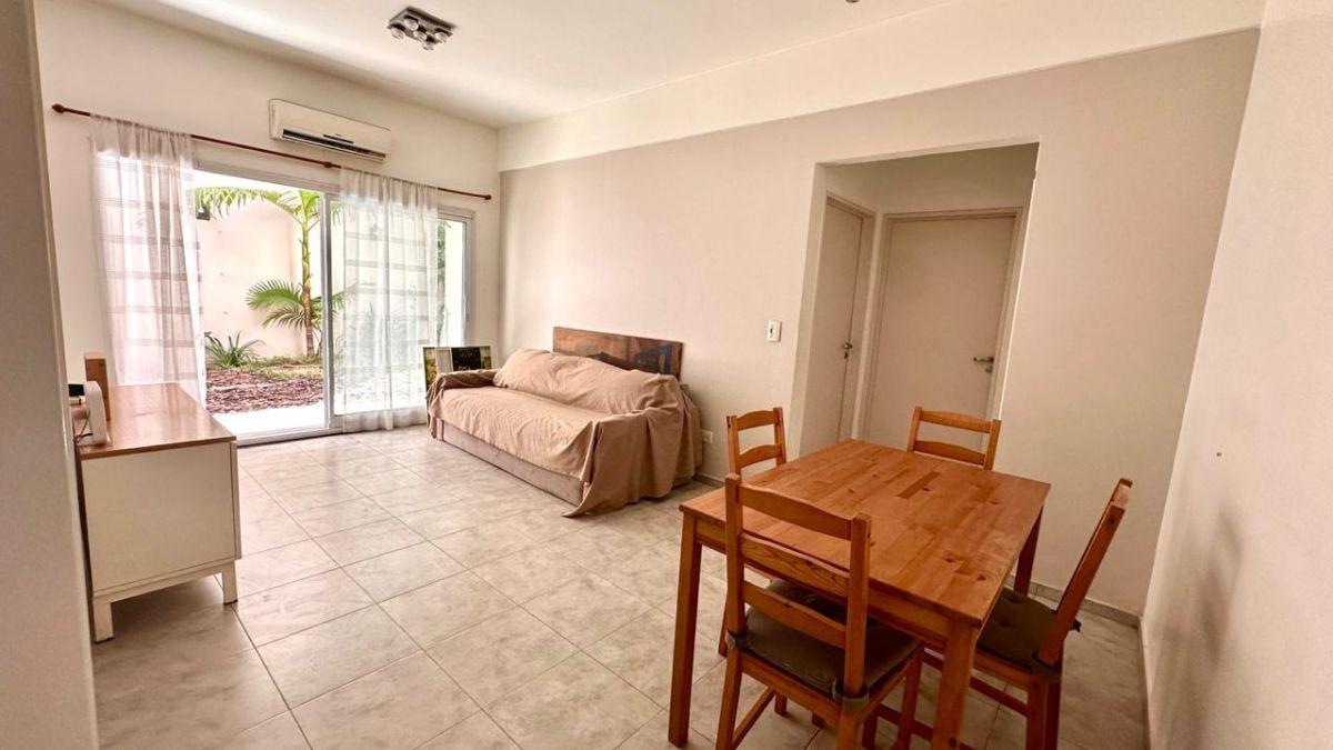 PH de 2 ambientes con PATIO/JARDIN y COCHERA en excelente estado