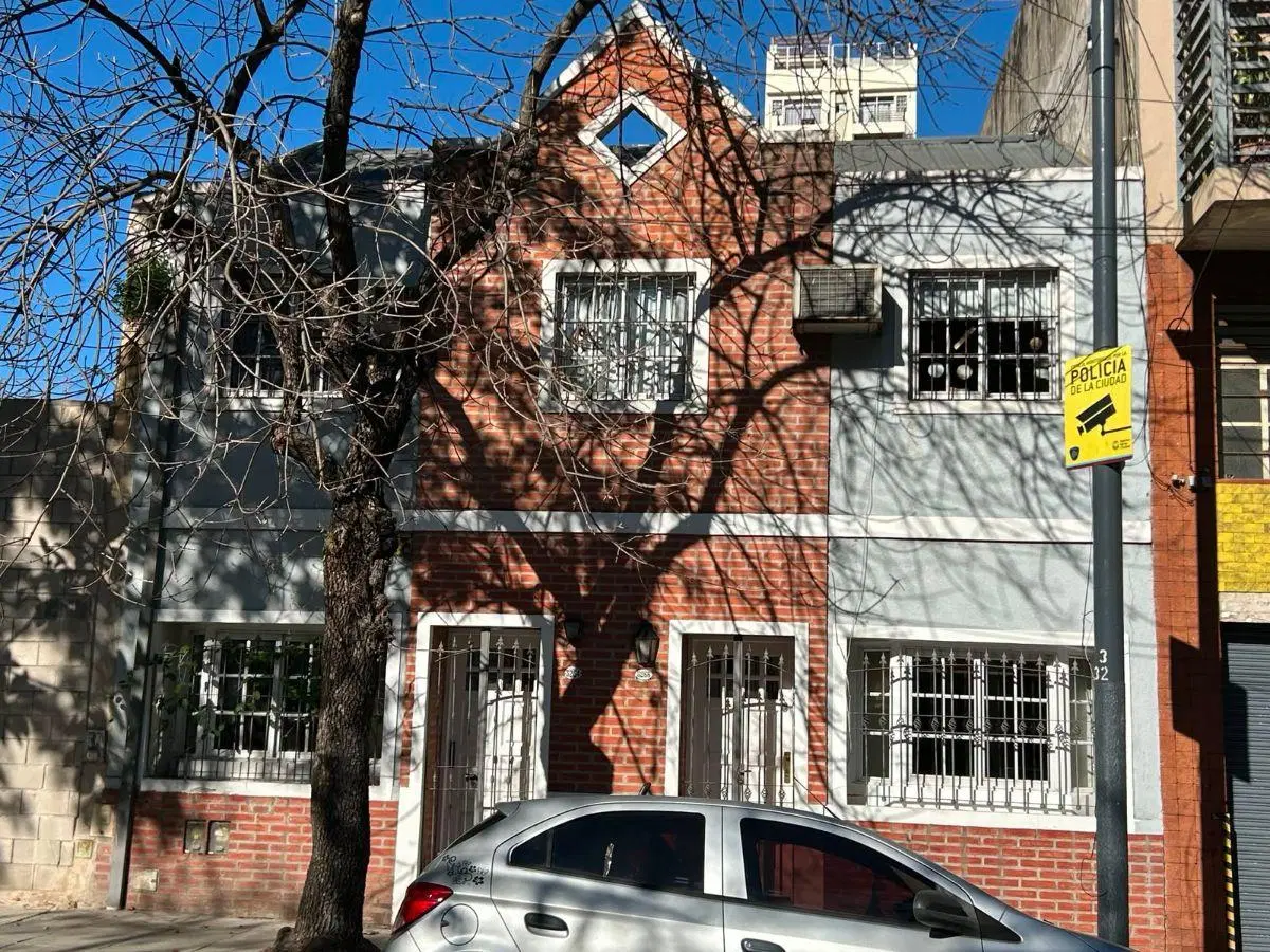 Excelente Duplex de 4 ambientes con patio y tres baños - 110m2 - SIN EXPENSAS 3