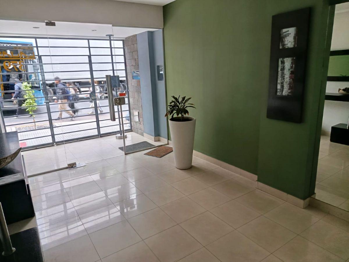 Foto de Hermoso semipiso con patio, balcon y parrilla propia. En excelente zona, imagen 1