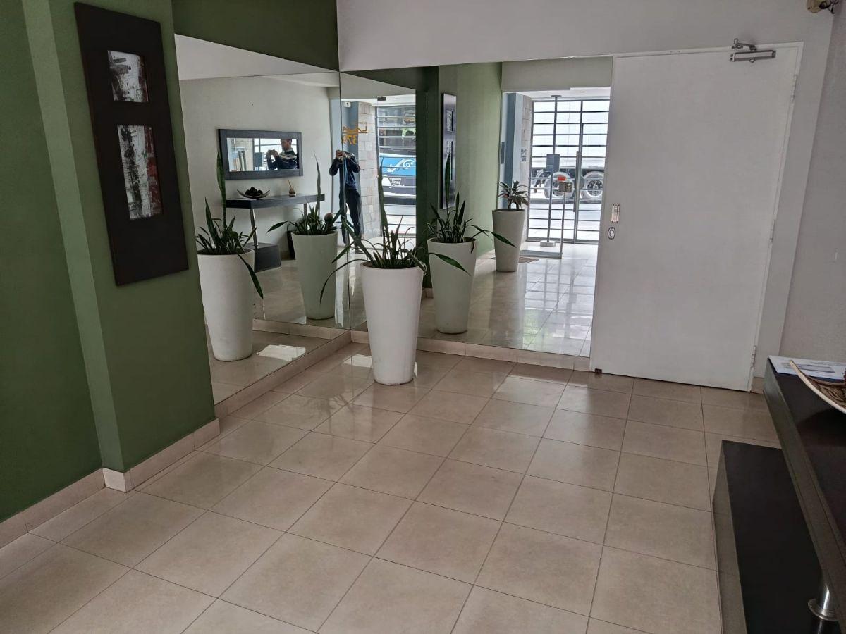 Foto de Hermoso semipiso con patio, balcon y parrilla propia. En excelente zona, imagen 2