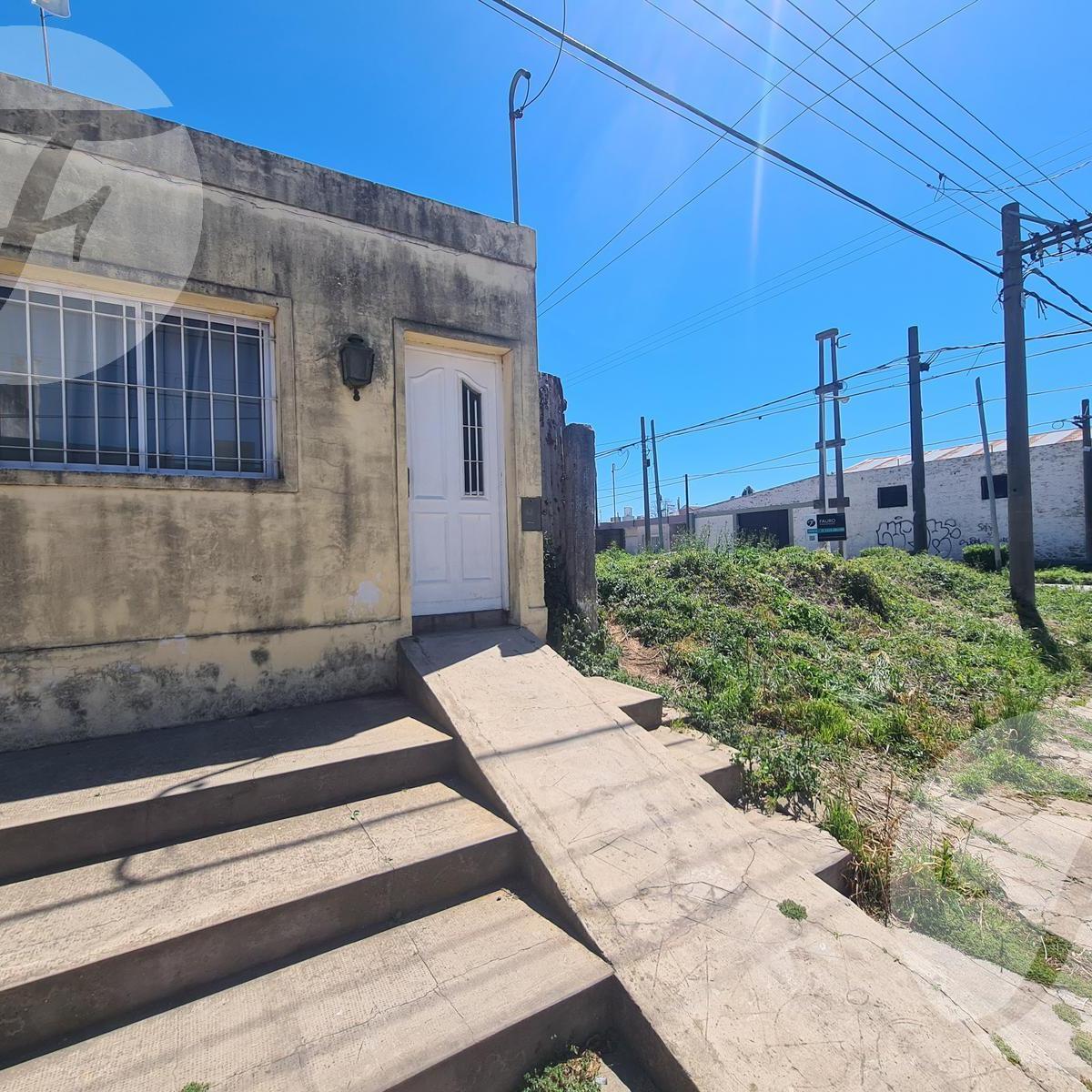 Casa de 40 m² con Terreno de 306 m² en Esquina 4
