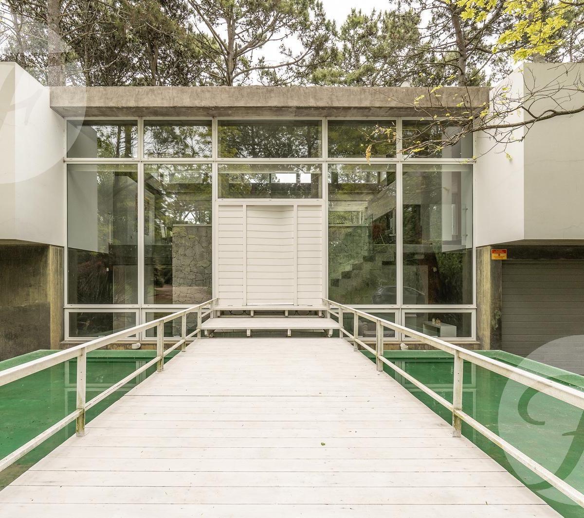 Permuto Casa Exclusiva con Vista Al Golf por Depto en La Costa Atlántica - Permuta 5
