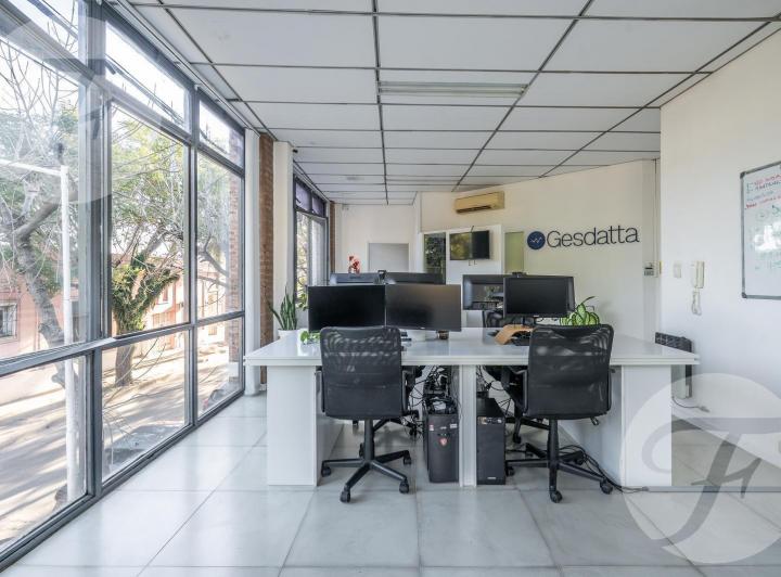 Oficina en esquina céntrica – Luz, ubicación y potencial en San - Frente a la plaza Belgrano 3