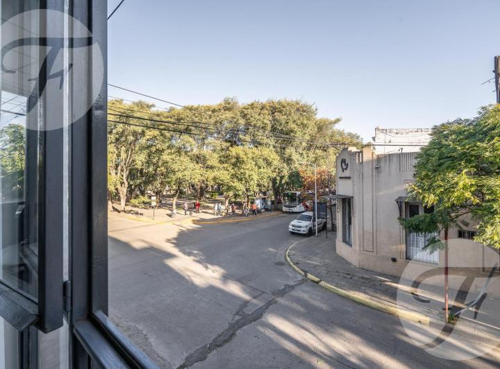 Oficina en esquina céntrica – Luz, ubicación y potencial en San - Frente a la plaza Belgrano 4