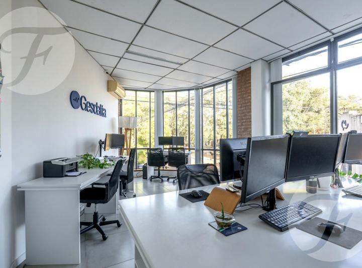 Oficina en esquina céntrica – Luz, ubicación y potencial en San - Frente a la plaza Belgrano 2